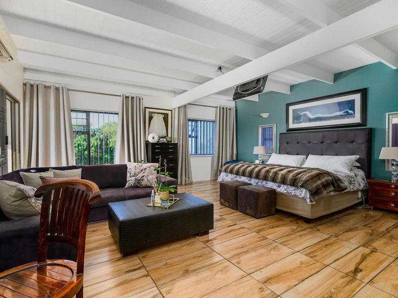 Large home with 5 flats - Photo 9