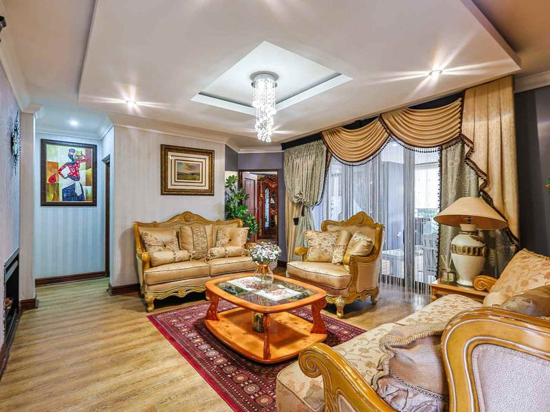 Elegant Family Living in Prestigious Thornwoods Estate, Faerie Glen - Photo 7