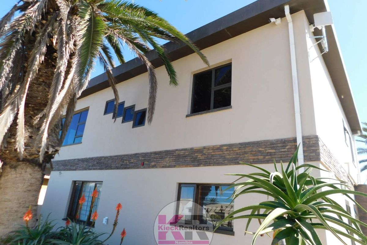 Double-Storey Home in Henties Bay + Flat - Photo 4