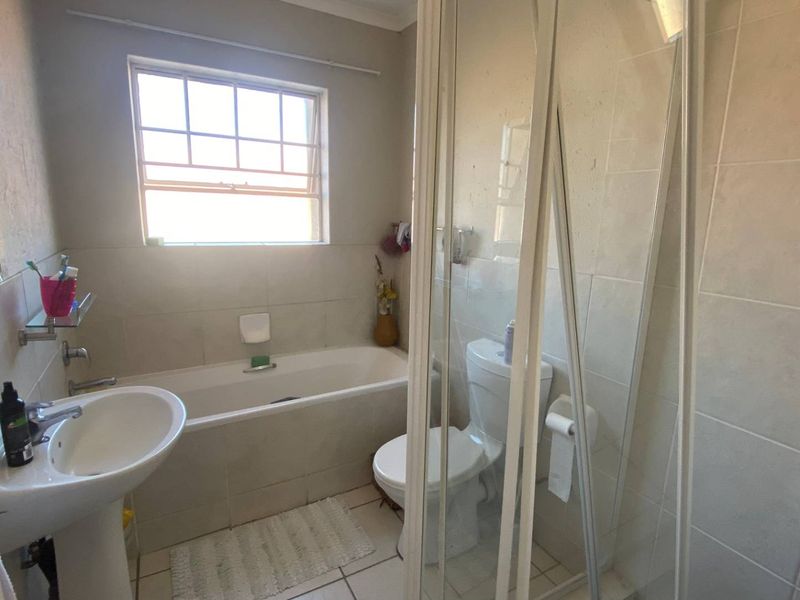 Beautiful Apartment situated in secure complex - Photo 8