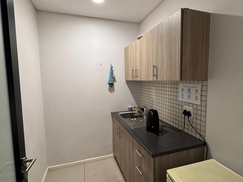 A well-maintained industrial property offering practical workspace and a professional setting - Photo 3