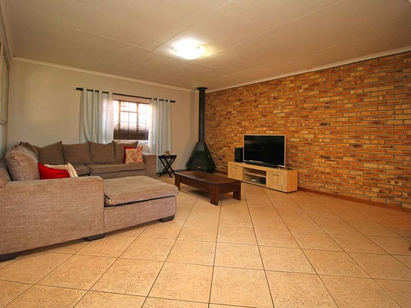 4-Bedroom Family Home with Pool and Entertainment Area - Photo 6