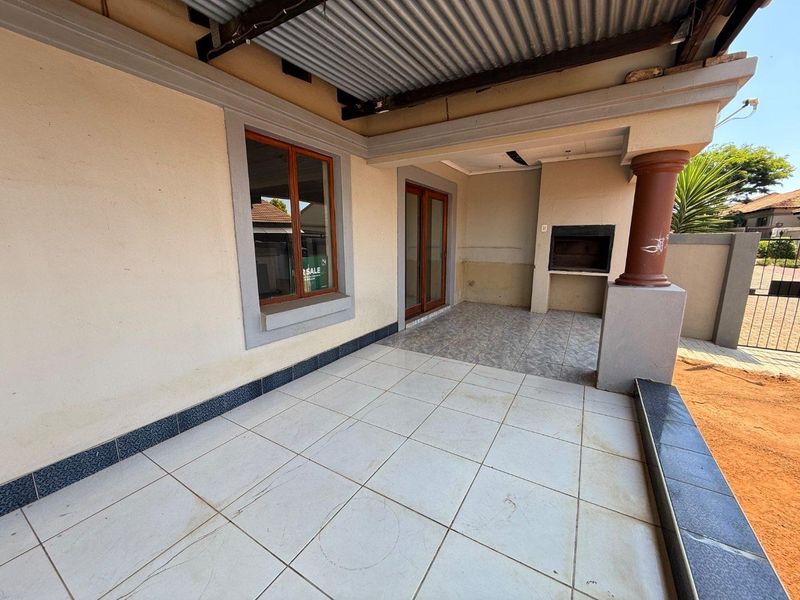 Charming Two-Bedroom Full-Title Home on a Spacious Corner Stan - Photo 10