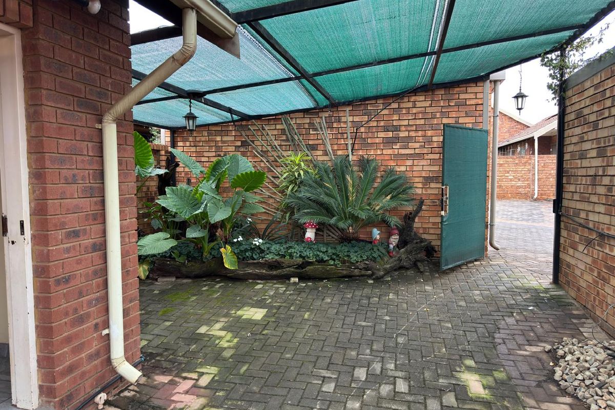 3 Bedroom Townhouse for Sale - Load Shedding Free Zone - Photo 3