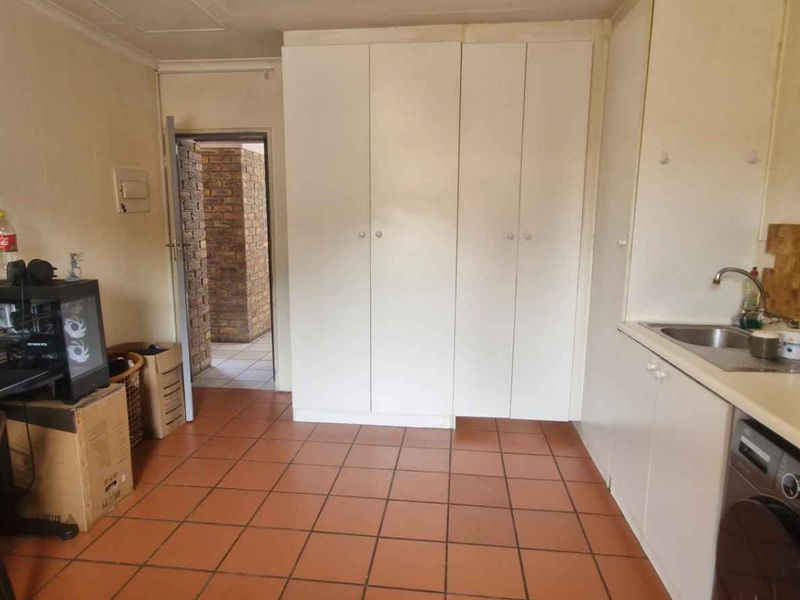 Ideal Bachelor Pad Close to UP Medical Campus - Photo 2