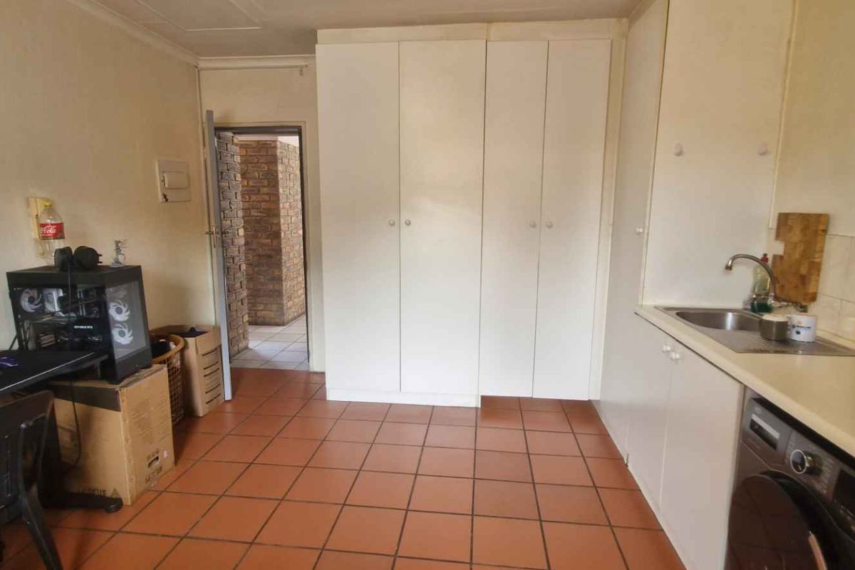 Ideal Bachelor Pad Close to UP Medical Campus - Photo 2