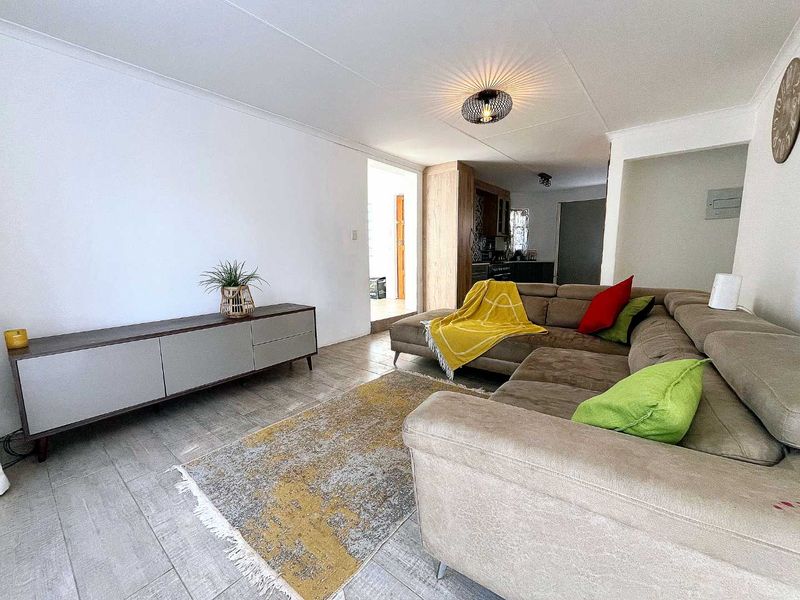 Spacious 3-Bedroom Home in Faerie Glen Prime Location - Photo 7