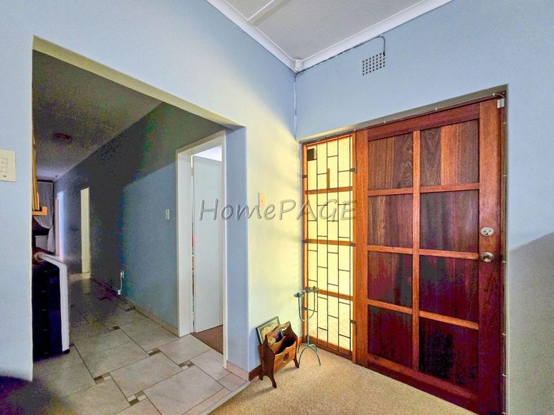 Omaruru:  Very neat 3 Bedr Home with Flat is for Sale - Photo 8
