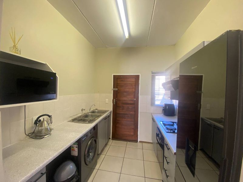 Gorgeous unit in Wilgeheuwel - Photo 6