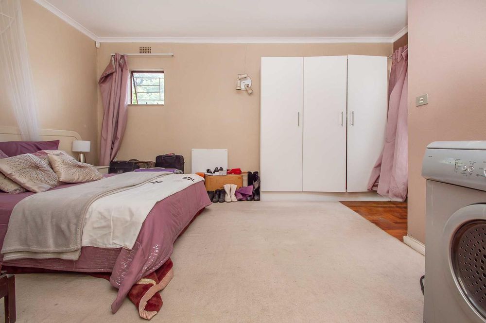 Spacious main bedroom