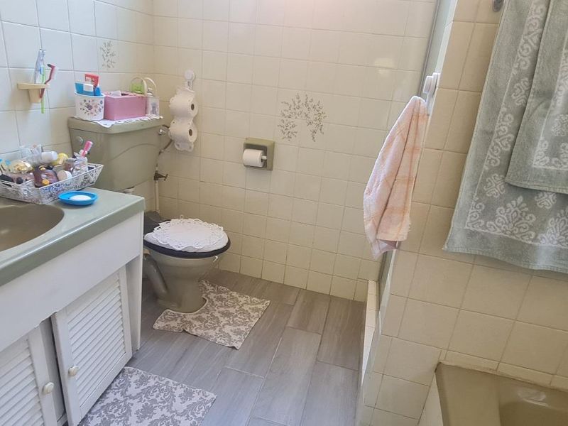 Spacious 4-Bedroom Family Home with Pool. - Photo 8