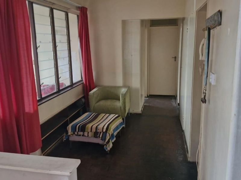 Well maintained secure 2 and half bedroom unit - Photo 6