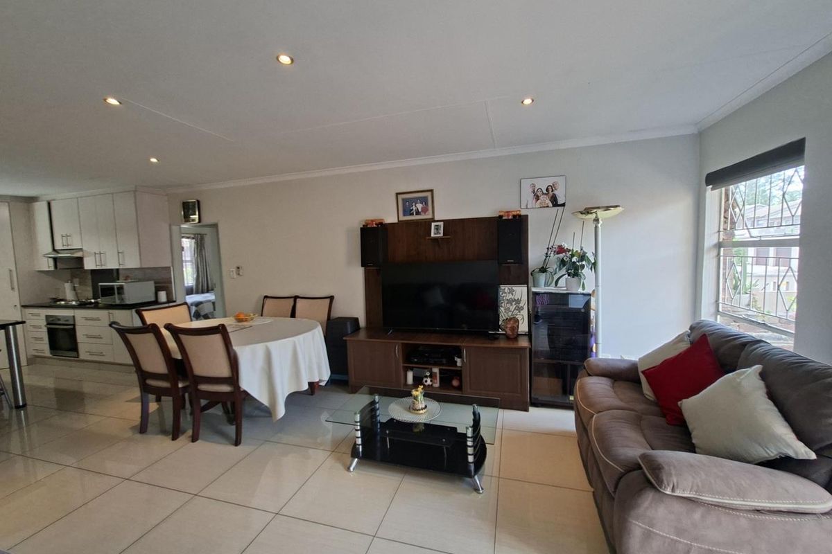 Gorgeous, Spacious 2 Bedroom,1 Bathroom Upstairs Apartment - Photo 3