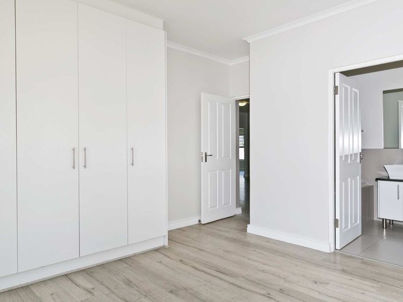 Spacious Three bedroom with Double garage - Photo 9