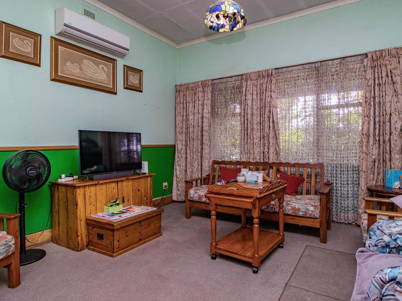 Elegant Home with Income-Generating Flats! - Photo 6