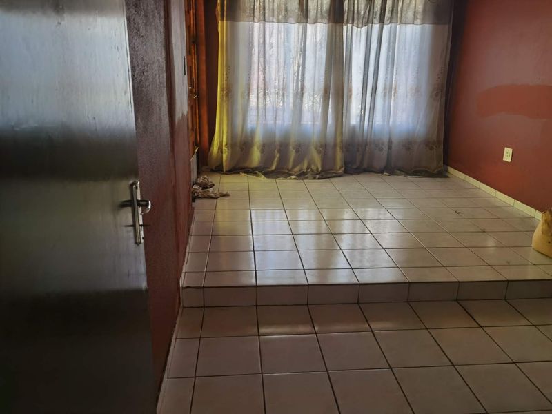 Investment property with 5 outside rooms for sale in Tembisa - Photo 10