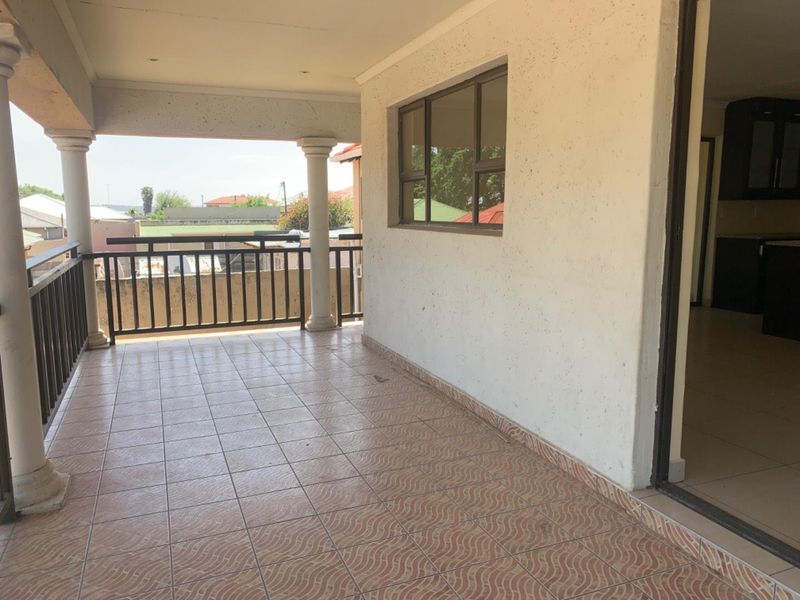 3 Bedroom house with a 4 X 1 Bedroom Flat to Rent Out. - Photo 6