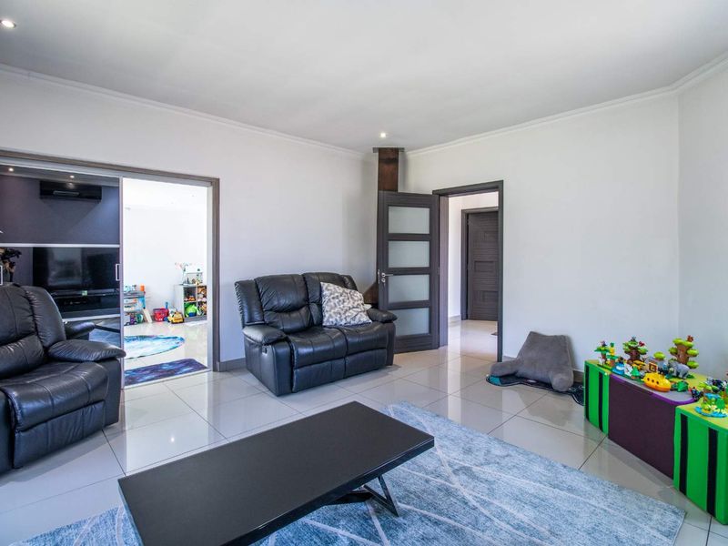 Charming Cluster Home: Perfect for Family Living! - Photo 5