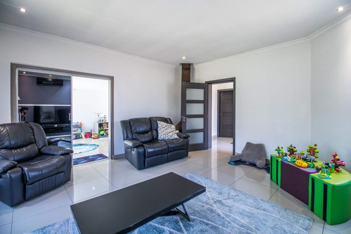 Charming Cluster Home: Perfect for Family Living! - Photo 5