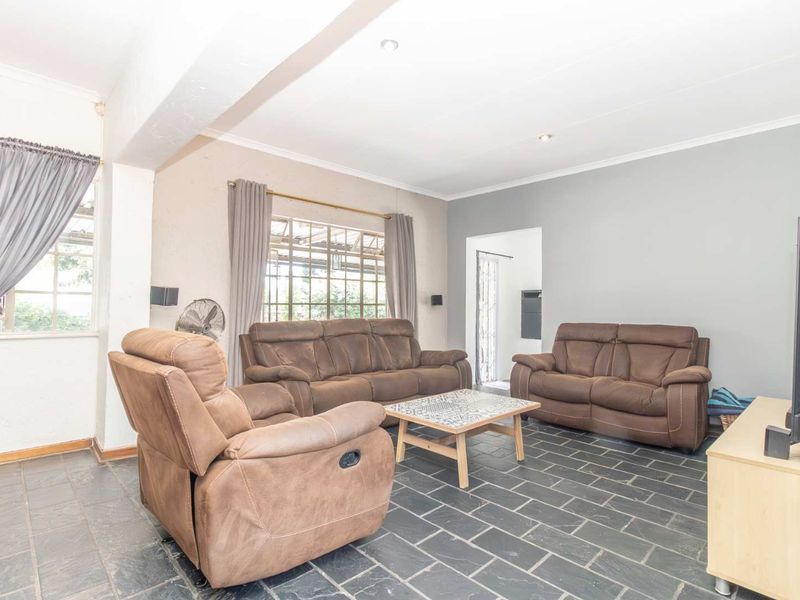 "Eco-Friendly Elegance:  Solar Panels, Inverter and more" - Photo 5