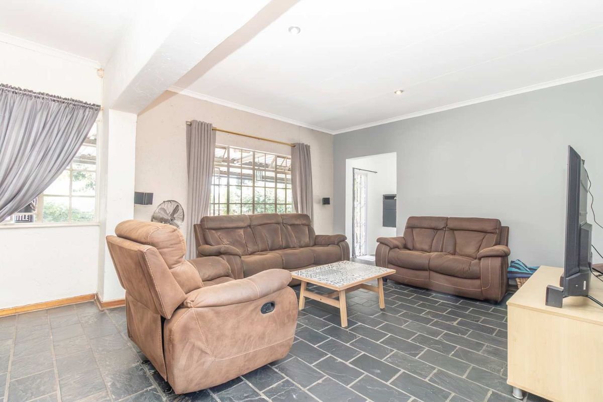 "Eco-Friendly Elegance:  Solar Panels, Inverter and more" - Photo 5