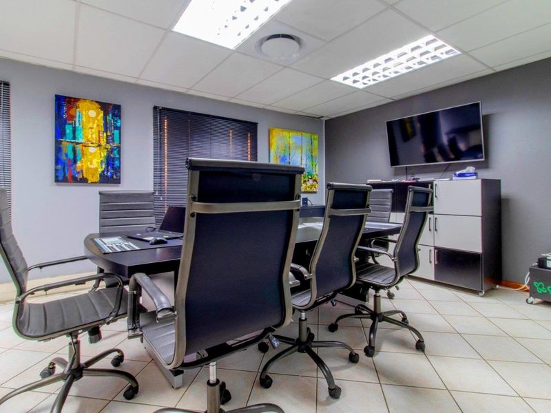 GROUND - FLOOR SUITE FOR SALE - CENTRAL LOCATION. - Photo 10