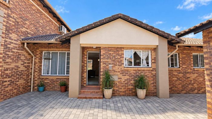 Property #2565487, Townhouse For Sale in Die Hoewes