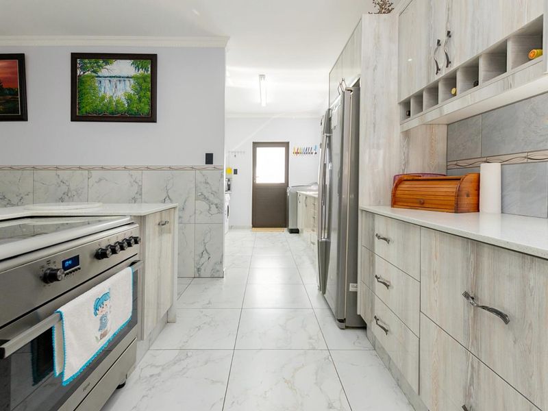 3 Bedroom House with Self-contained Flatlet - Photo 6