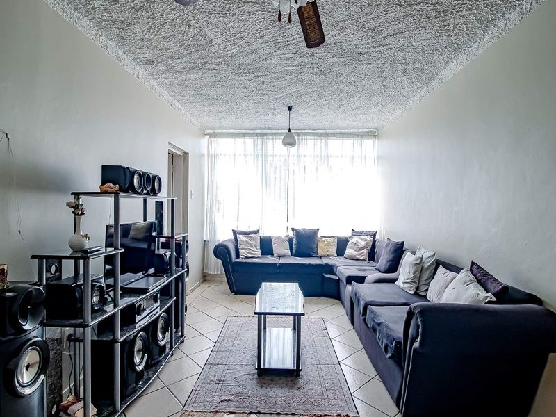 Second Floor Apartment in a Great location. - Photo 6