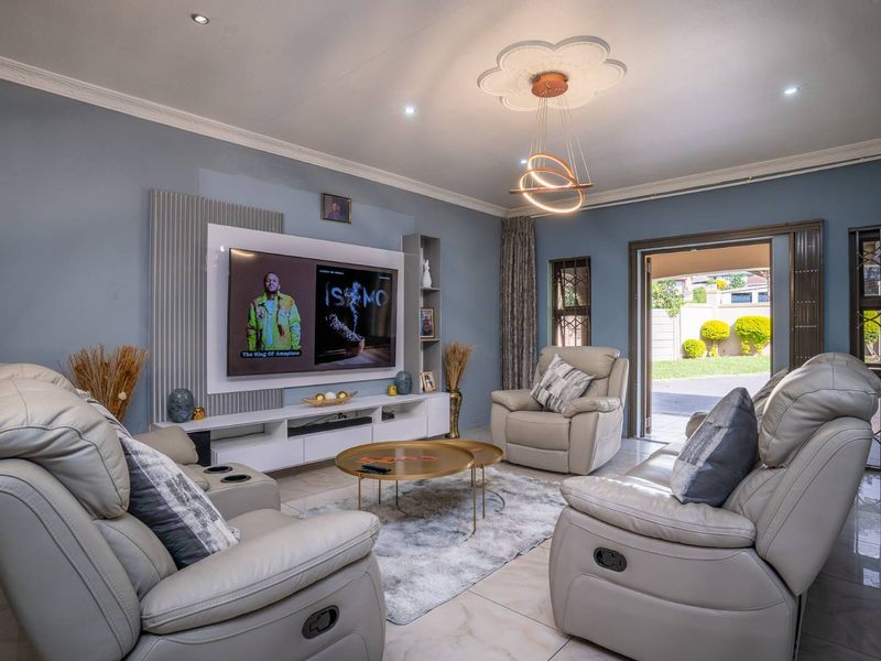 EXQUISITE 4 BEDROOM HOME IN SOUGHT AFTER AREA - Photo 9