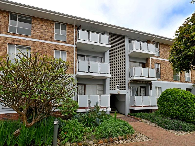 Spacious Two-Bedroom Apartment with Parking Bay - Photo 3