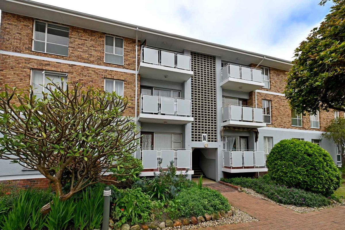 Spacious Two-Bedroom Apartment with Parking Bay - Photo 3