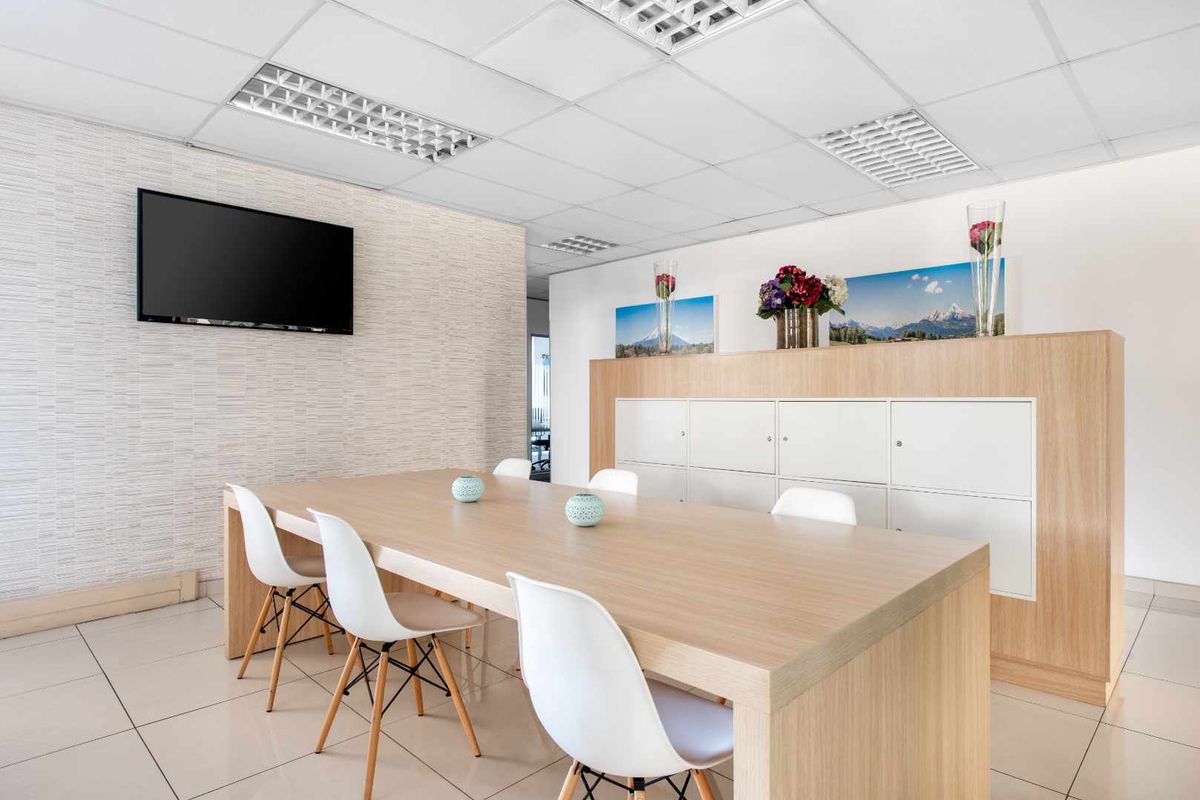 Private office space for 4 persons in Regus Bryanston Cedarwoods - Photo 4