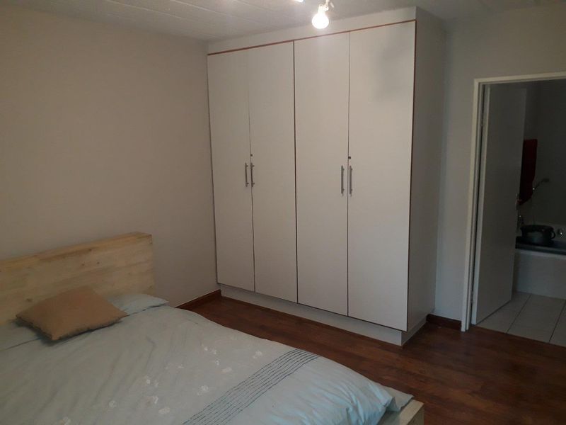 Spacious Bedroom & Modern Bathroom in Quiet Complex - Photo 7