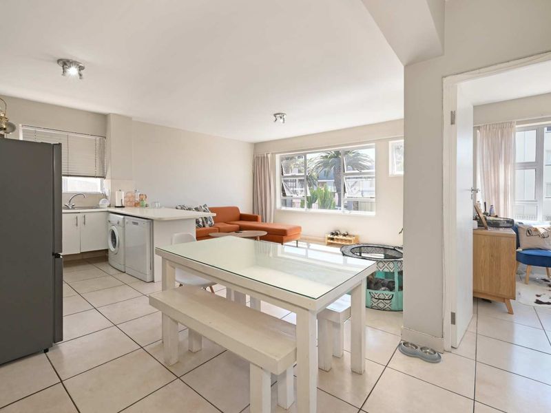 Spacious & Light-Filled 2 bedroom Apartment in the Heart of Gardens - Photo 2