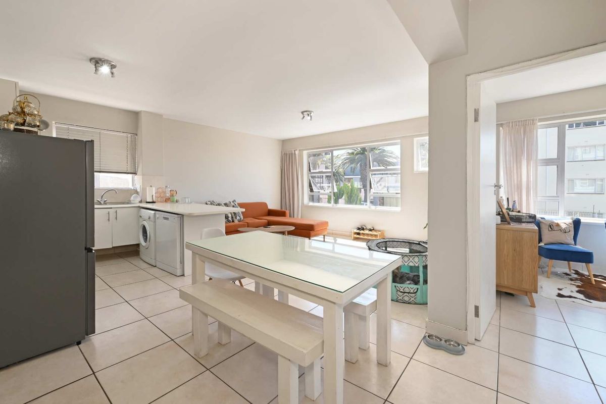 Spacious & Light-Filled 2 bedroom Apartment in the Heart of Gardens - Photo 2