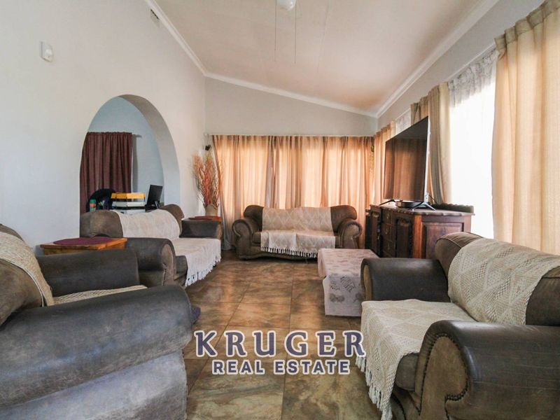 🏡 SPACIOUS FAMILY HOME WITH FLAT & ENTERTAINMENT AREAS FOR SALE IN OUTJO 🏡 - Photo 8
