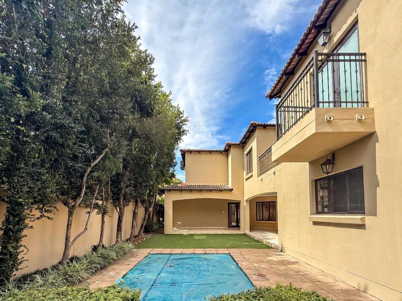 Waterkloof Golf Estate Gem – 4 Beds, Pool, Golf Course Views & Pure Elegance - Photo 3