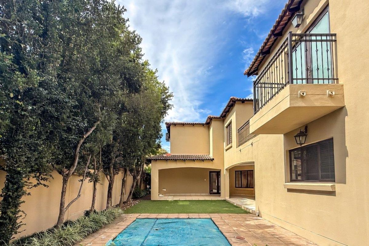 Waterkloof Golf Estate Gem – 4 Beds, Pool, Golf Course Views & Pure Elegance - Photo 3