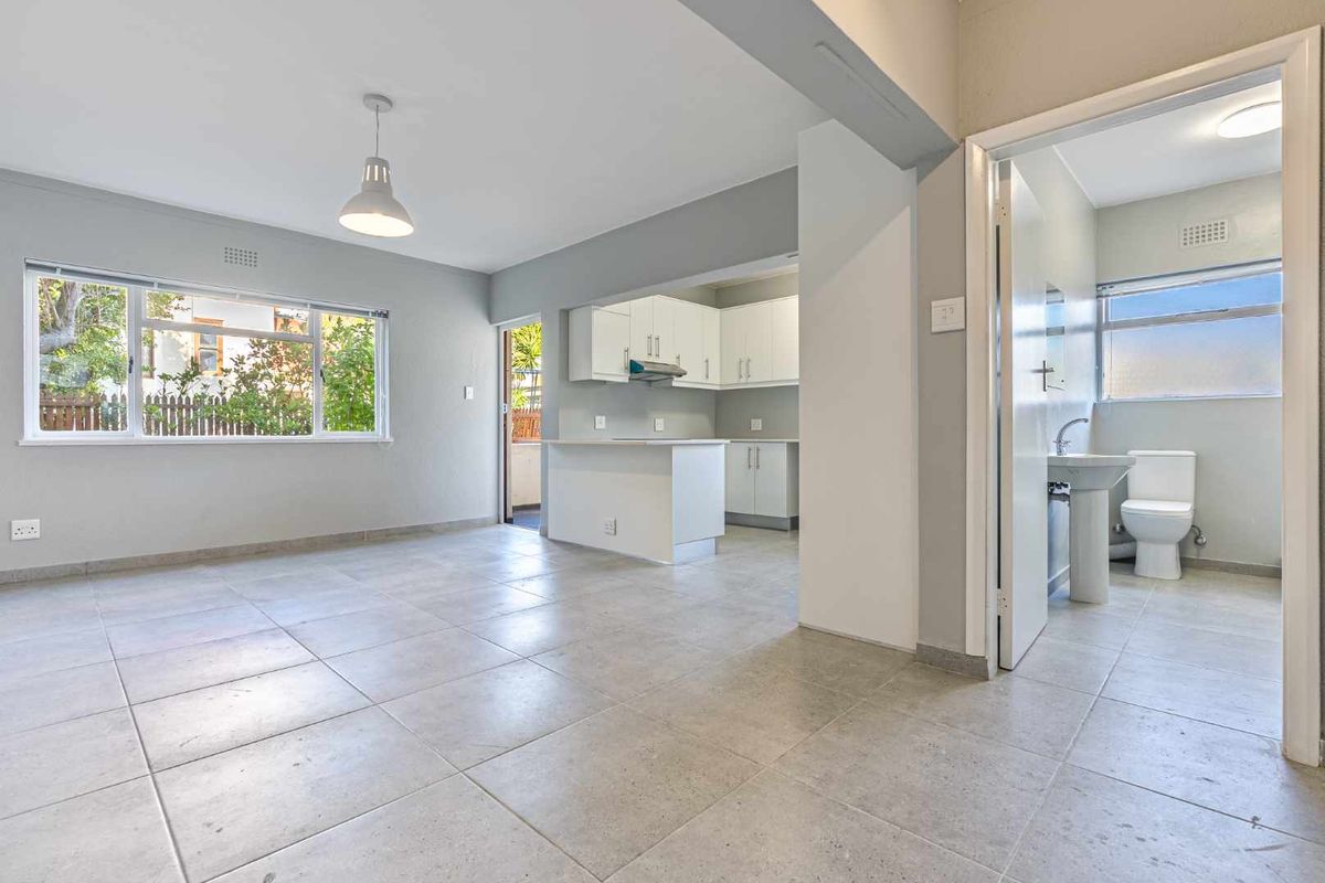 Exceptional Position Close to Sea Point’s Lively Cosmopolitan Scene - Photo 5