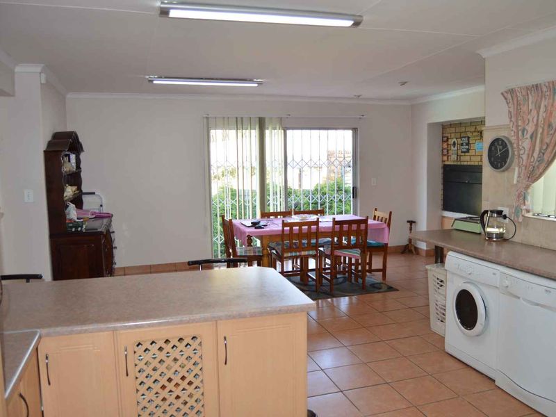 5 Bedroom Family Home For Sale in Brackendowns - Photo 7