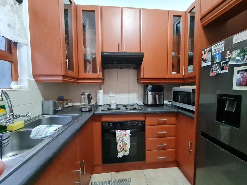 **Exquisite 2-Bedroom apartment with scenic golf course views** - Photo 4