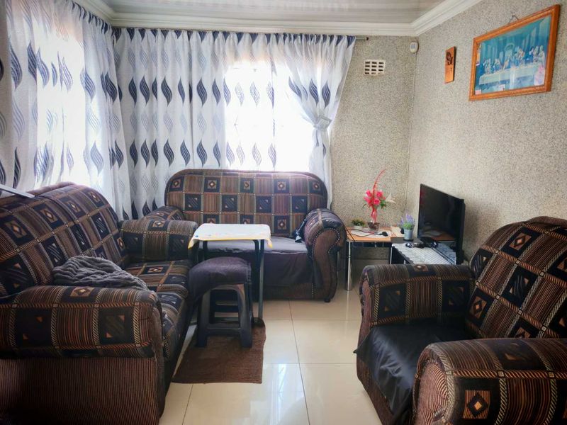Your Perfect Family Home is Here! - Photo 5