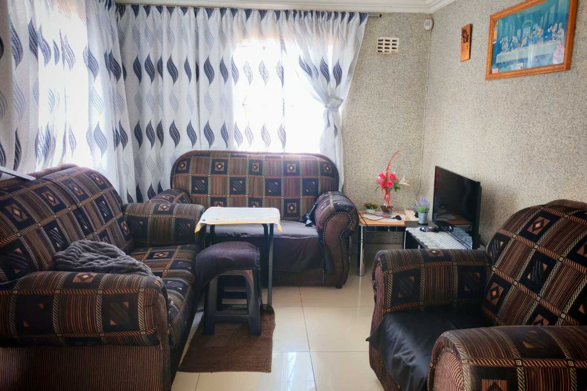 Your Perfect Family Home is Here! - Photo 5