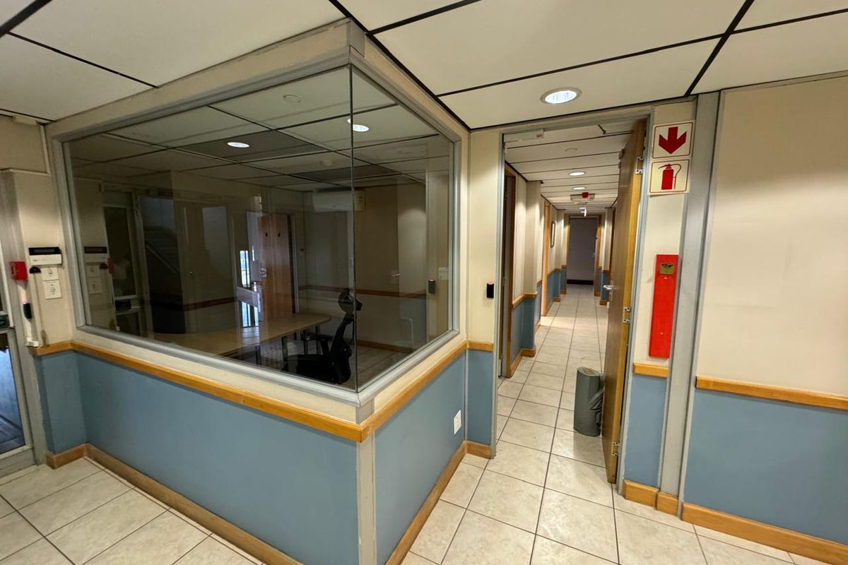 383 Sqm Office space in a tranquil environment! - Photo 2