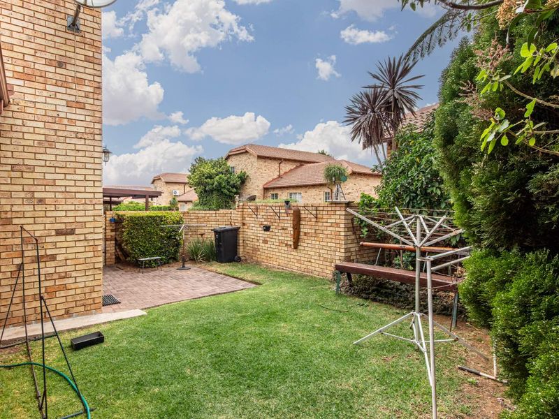 The perfect lock up and go for young proffesional in Honeydew Residential Estate, close to Christiaan de Wet and important amneities, Wilgeheuwel Hospital, Clea - Photo 3