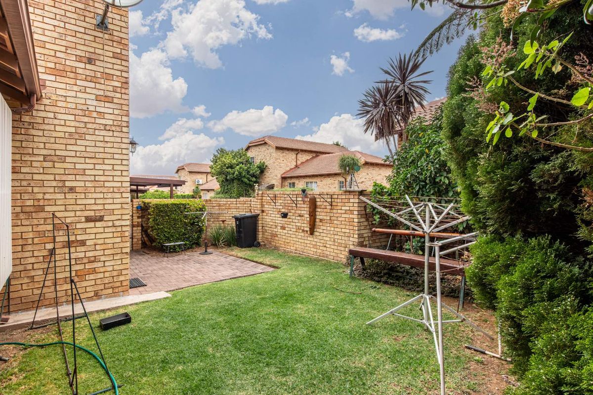 The perfect lock up and go for young proffesional in Honeydew Residential Estate, close to Christiaan de Wet and important amneities, Wilgeheuwel Hospital, Clea - Photo 3