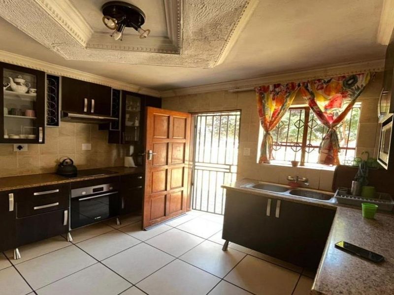 3 Bedroom House for Sale in  Soshanguve East - Photo 3