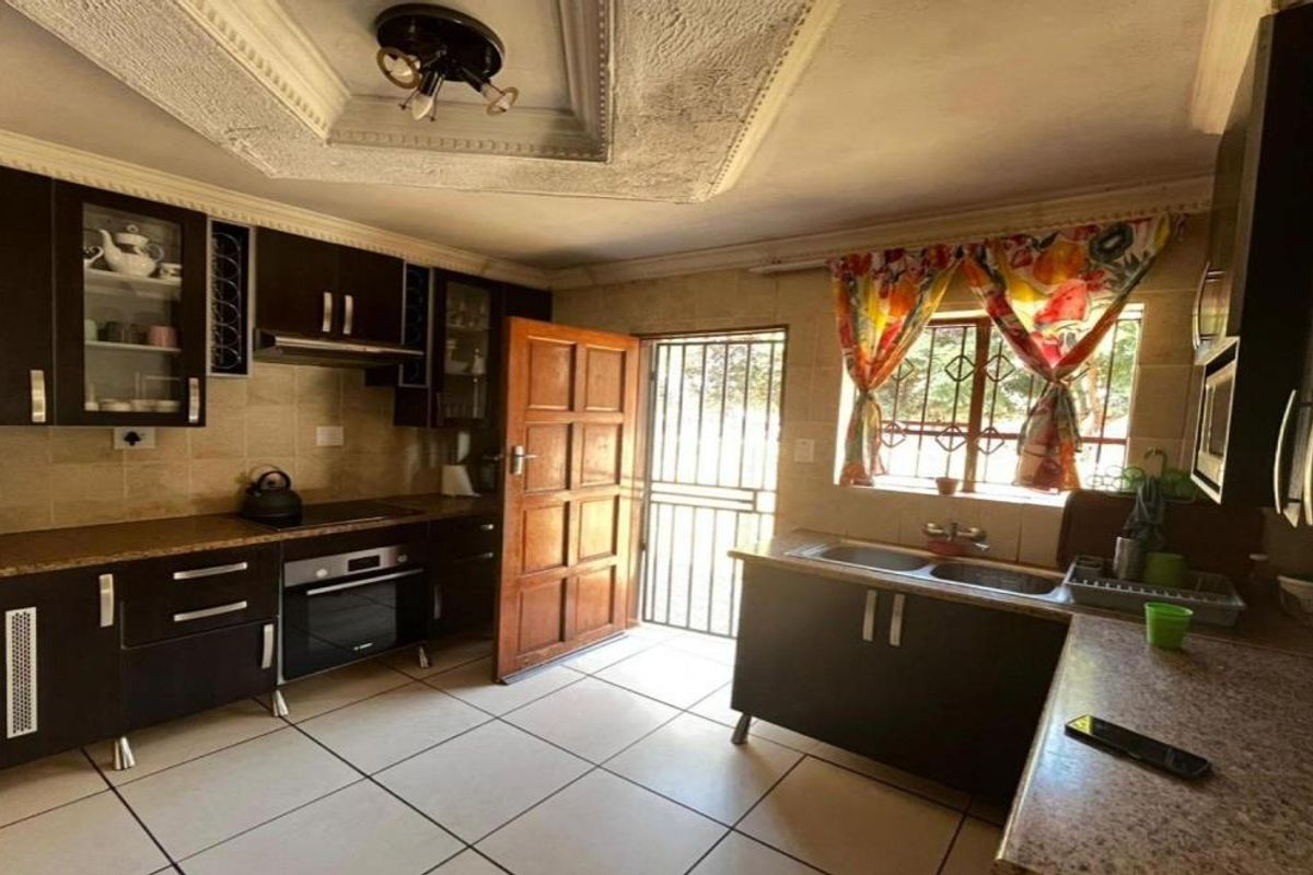 3 Bedroom House for Sale in  Soshanguve East - Photo 3
