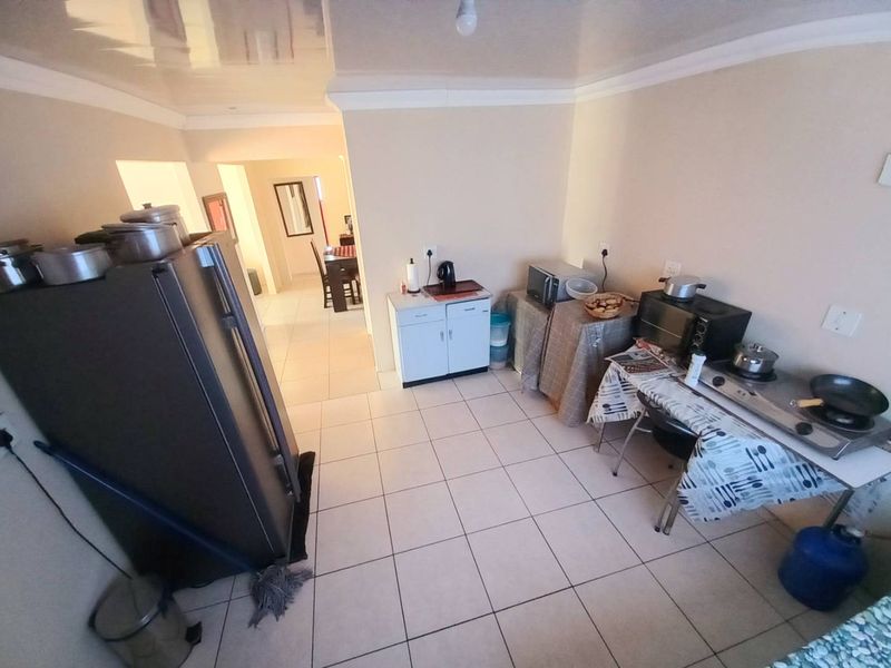 Three bedrooms house for sale in Atteridgeville - Photo 4